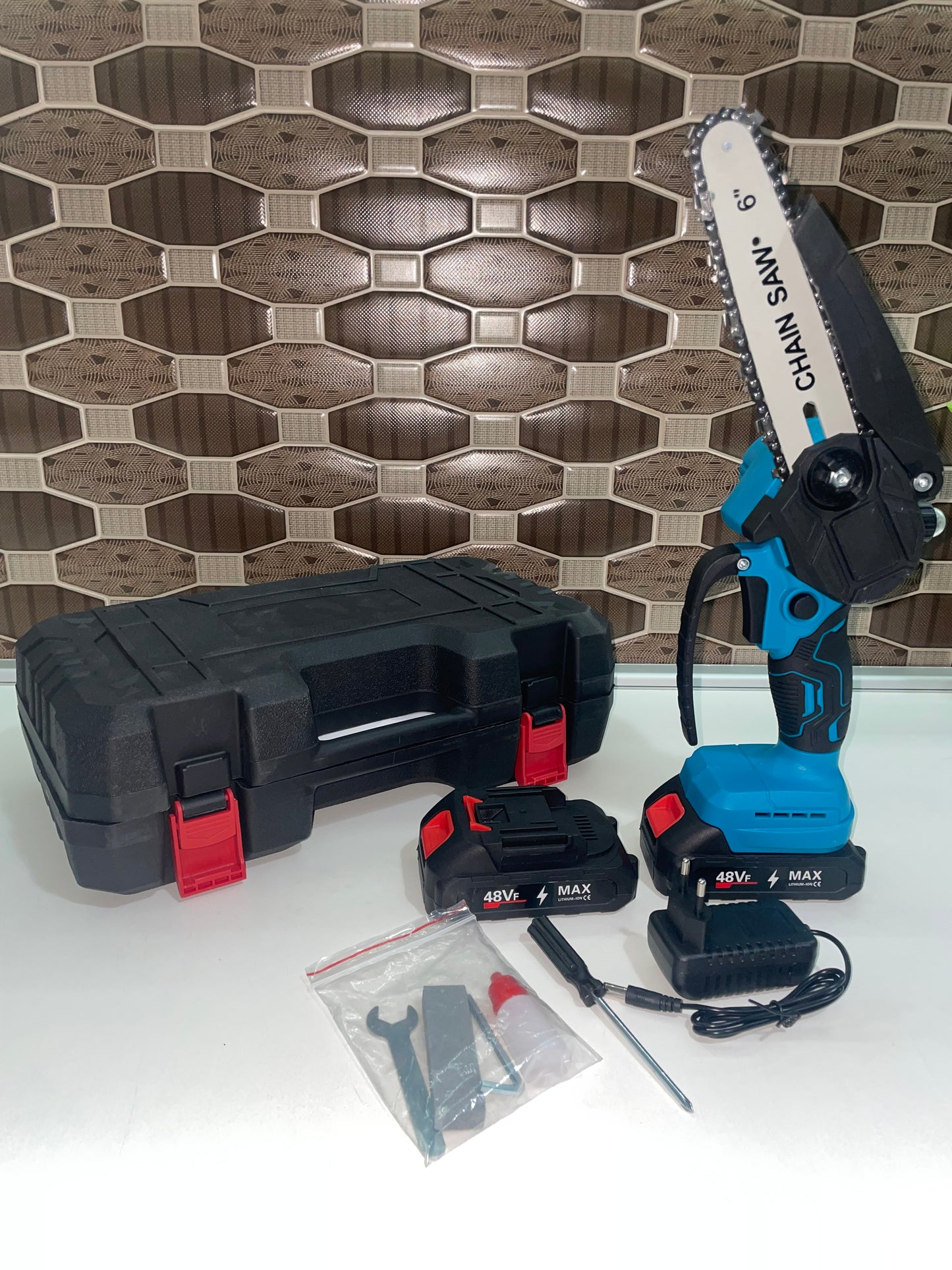 Akumulatorska mini motorna testera 48V – Set sa 2 baterije i koferom
